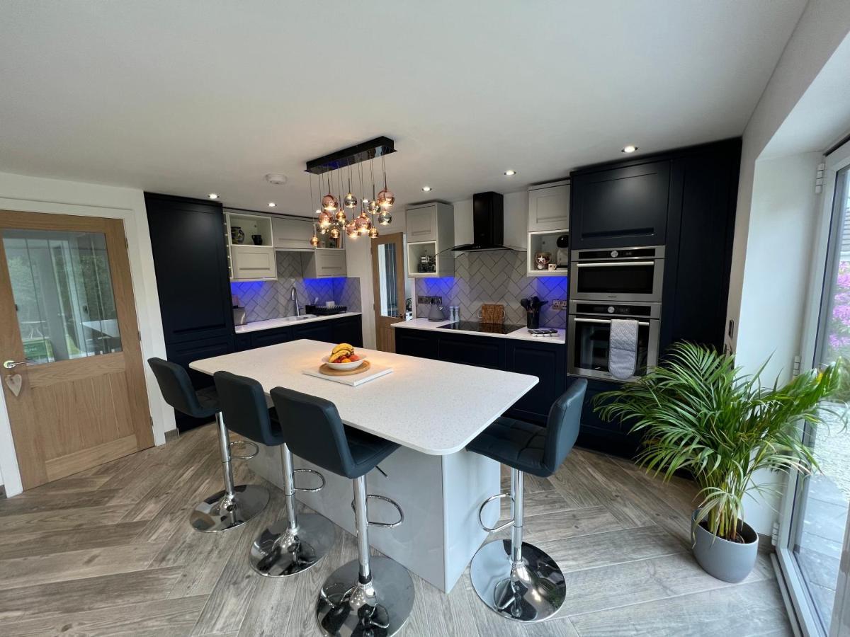 Stylish Modern Home With Parking Enclosed Garden ホーリーヘッド エクステリア 写真