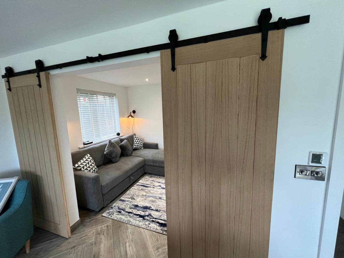Stylish Modern Home With Parking Enclosed Garden ホーリーヘッド エクステリア 写真
