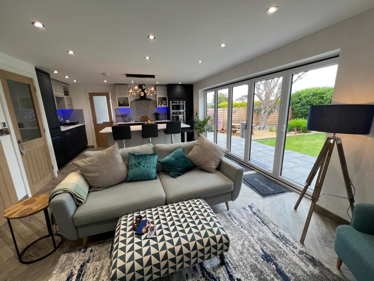 Stylish Modern Home With Parking Enclosed Garden ホーリーヘッド エクステリア 写真