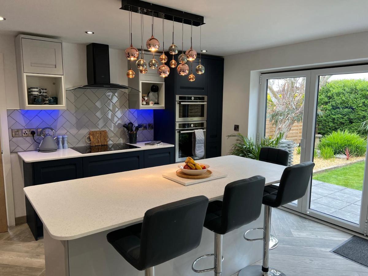 Stylish Modern Home With Parking Enclosed Garden ホーリーヘッド エクステリア 写真