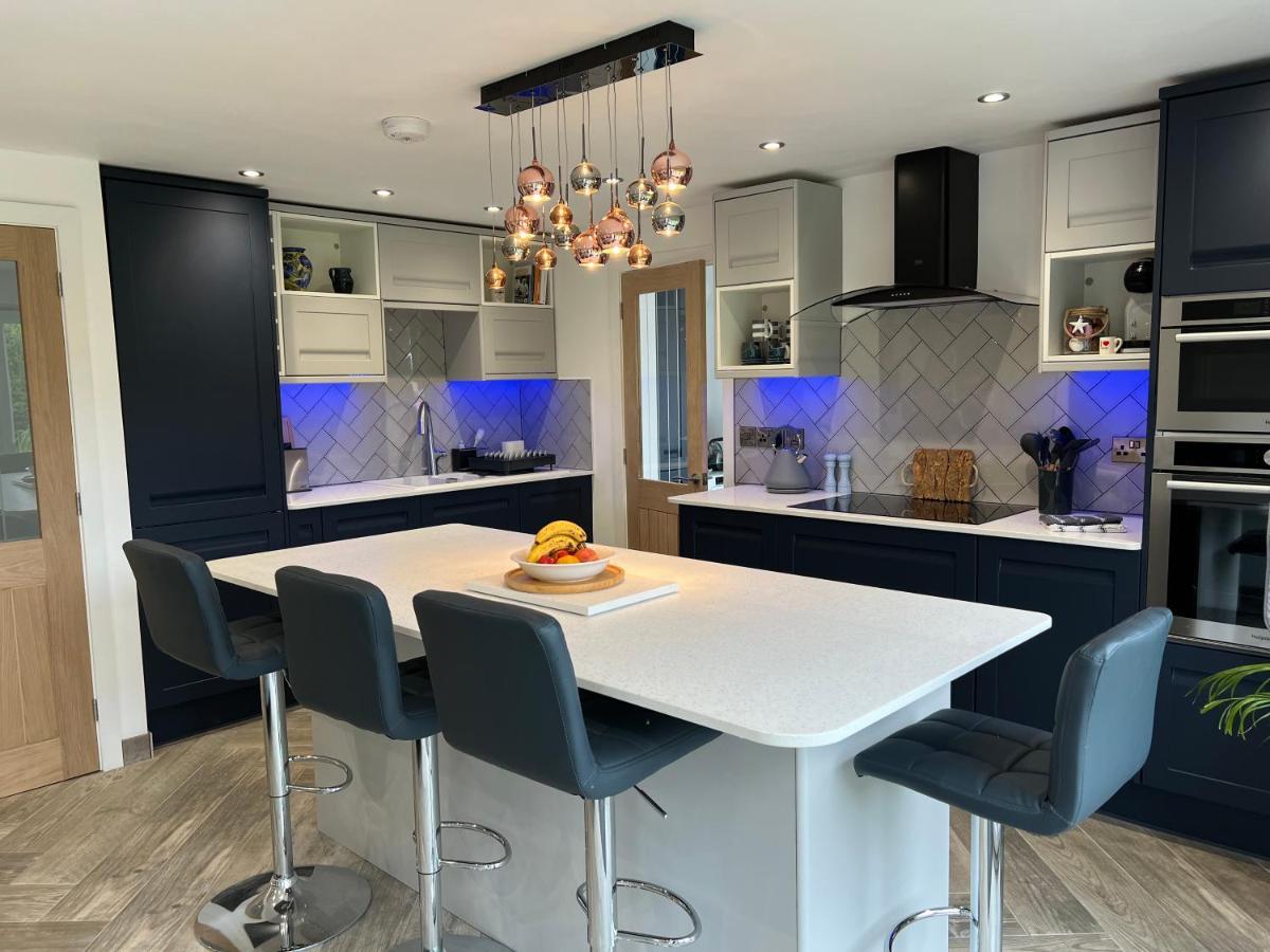Stylish Modern Home With Parking Enclosed Garden ホーリーヘッド エクステリア 写真