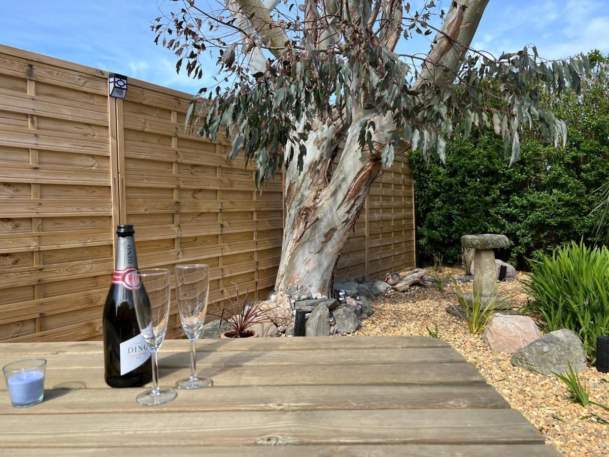 Stylish Modern Home With Parking Enclosed Garden ホーリーヘッド エクステリア 写真