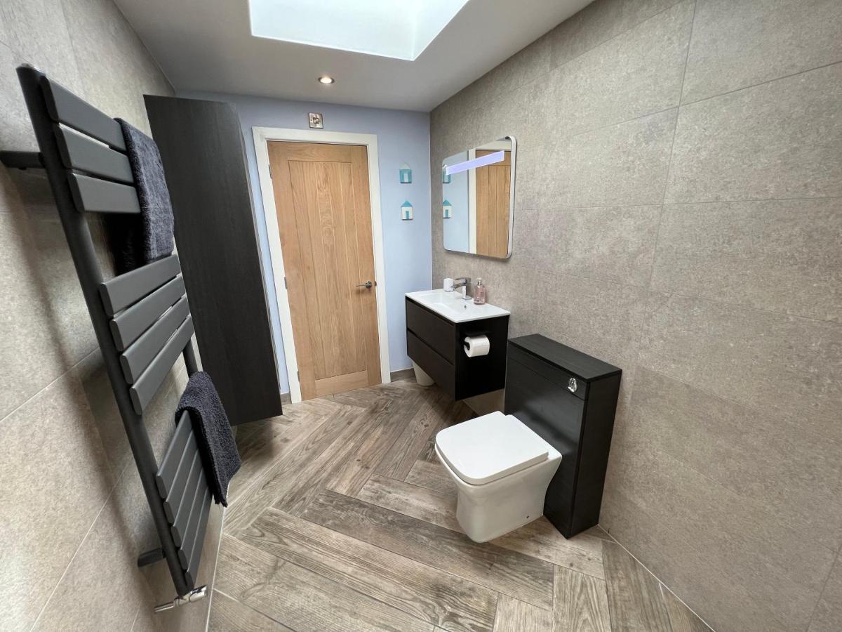 Stylish Modern Home With Parking Enclosed Garden ホーリーヘッド エクステリア 写真