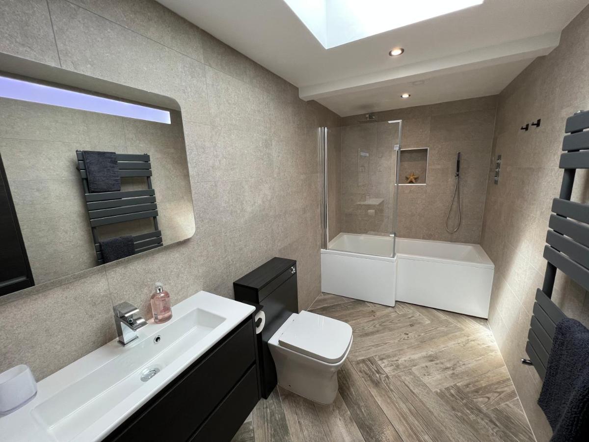 Stylish Modern Home With Parking Enclosed Garden ホーリーヘッド エクステリア 写真