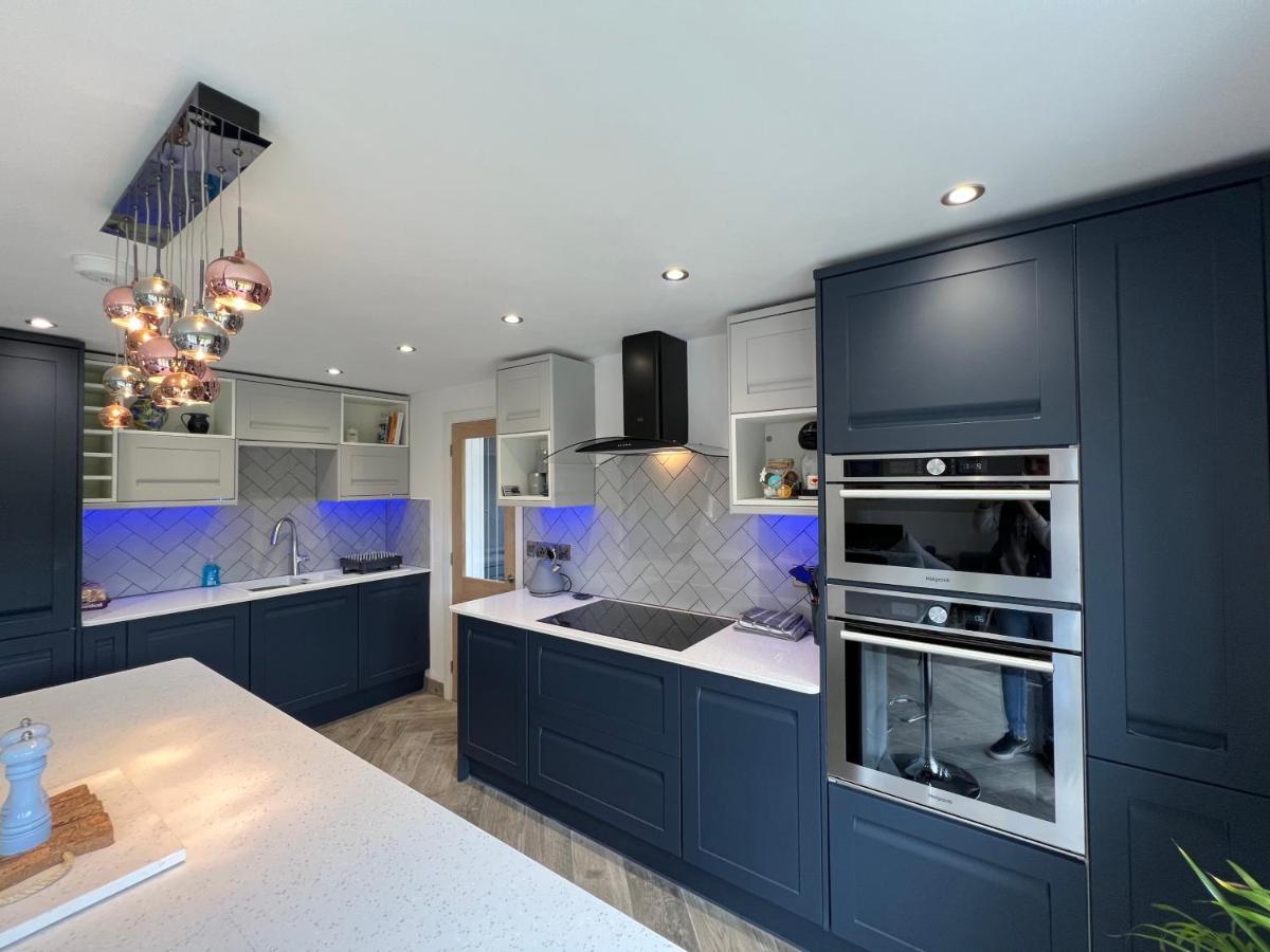 Stylish Modern Home With Parking Enclosed Garden ホーリーヘッド エクステリア 写真