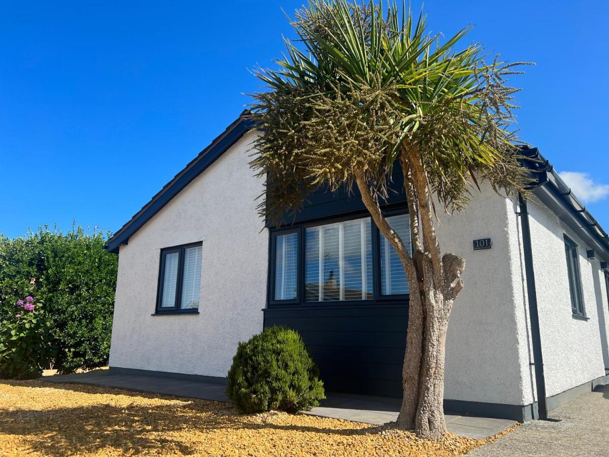 Stylish Modern Home With Parking Enclosed Garden ホーリーヘッド エクステリア 写真