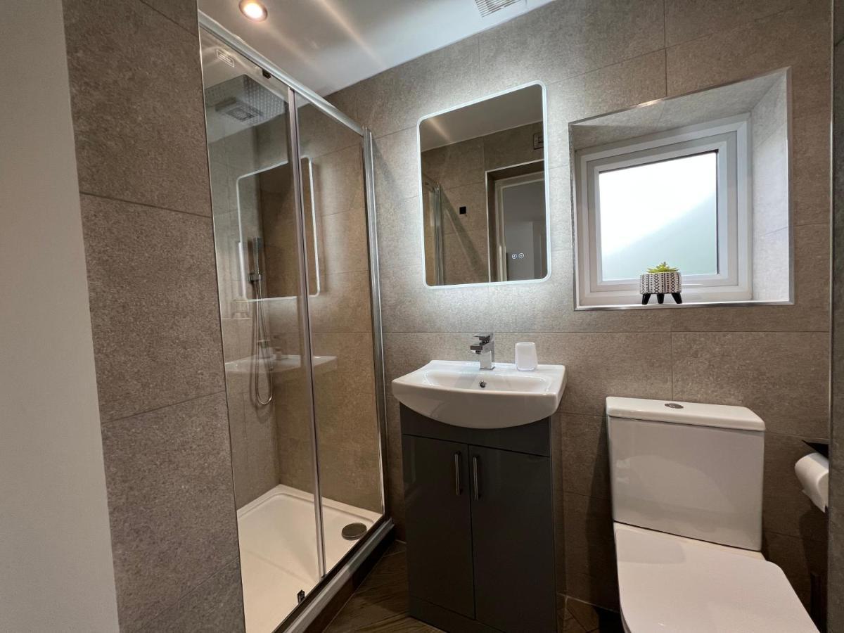 Stylish Modern Home With Parking Enclosed Garden ホーリーヘッド エクステリア 写真