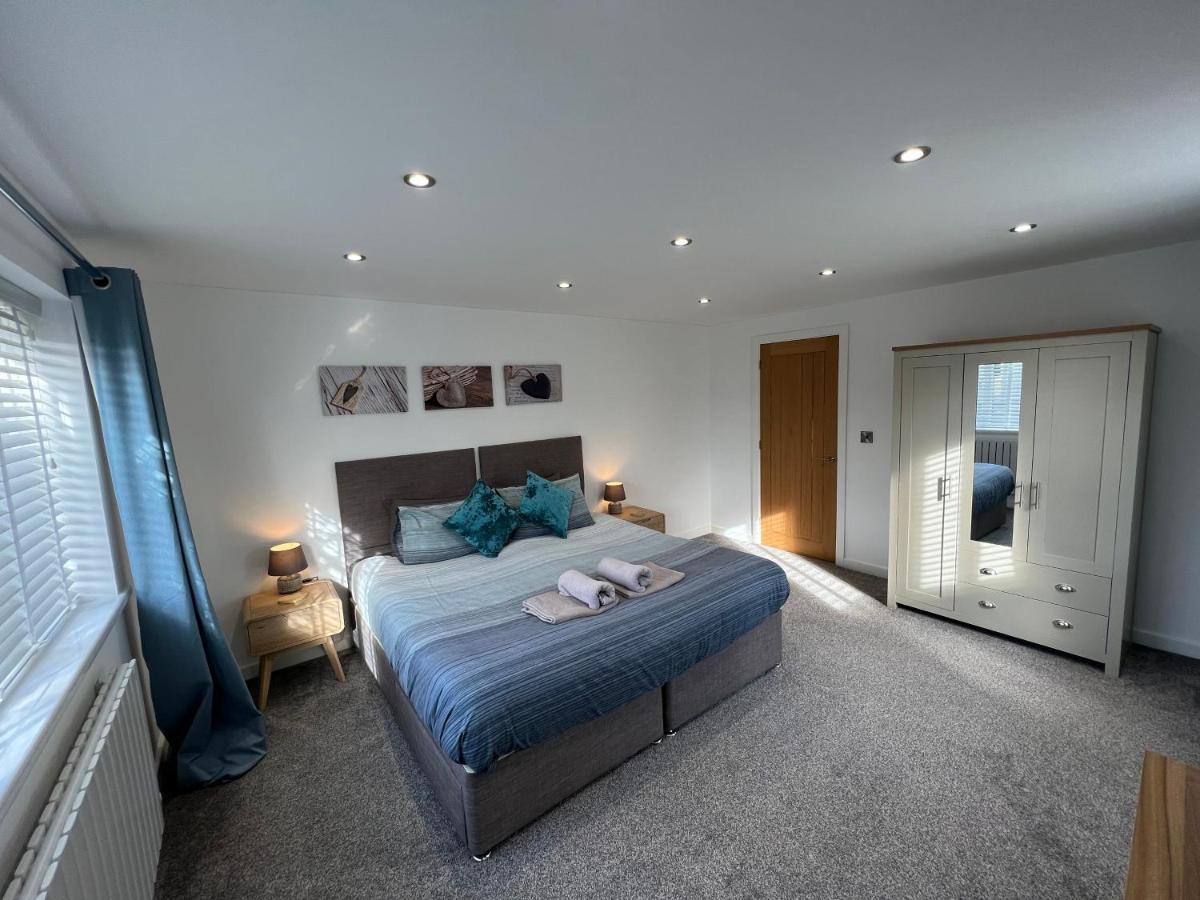 Stylish Modern Home With Parking Enclosed Garden ホーリーヘッド エクステリア 写真