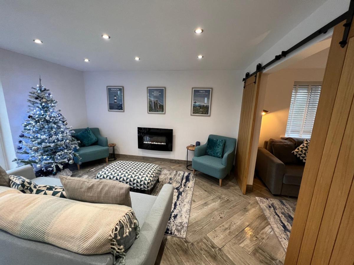 Stylish Modern Home With Parking Enclosed Garden ホーリーヘッド エクステリア 写真