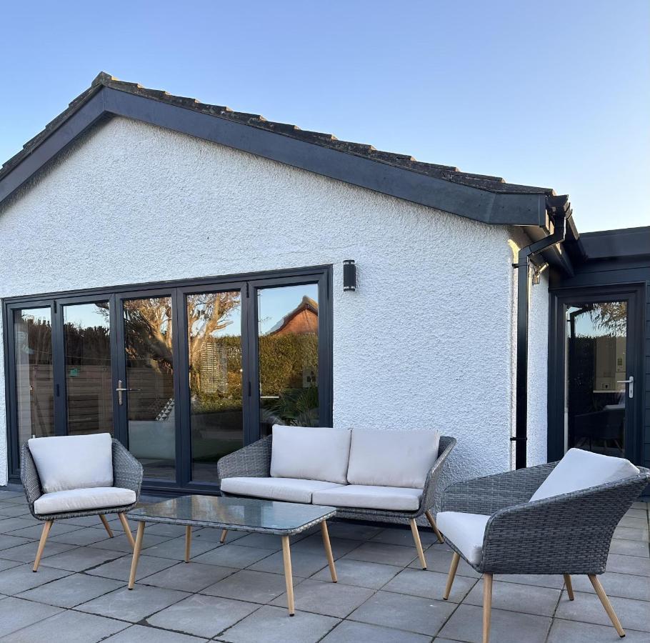 Stylish Modern Home With Parking Enclosed Garden ホーリーヘッド エクステリア 写真