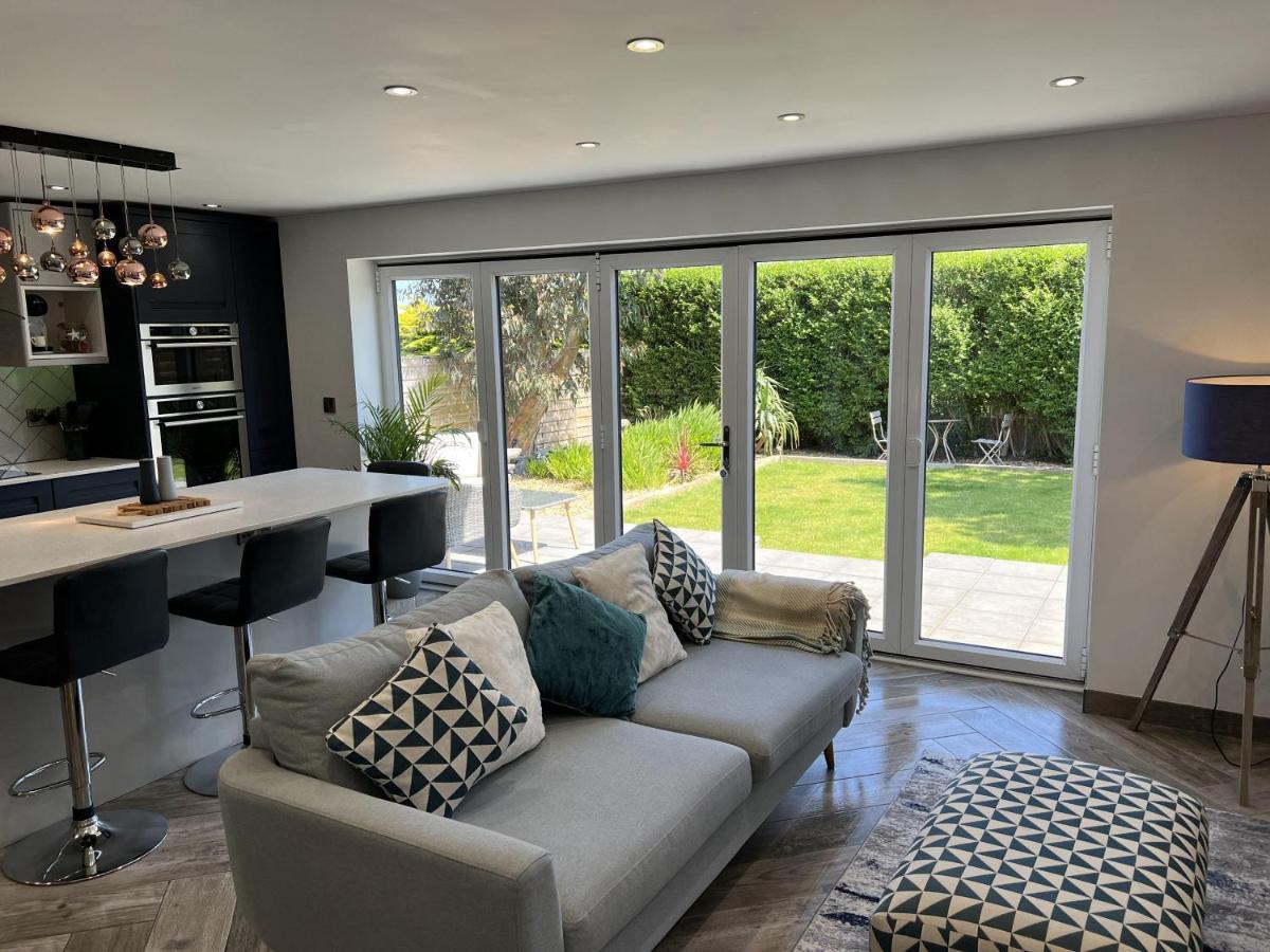 Stylish Modern Home With Parking Enclosed Garden ホーリーヘッド エクステリア 写真