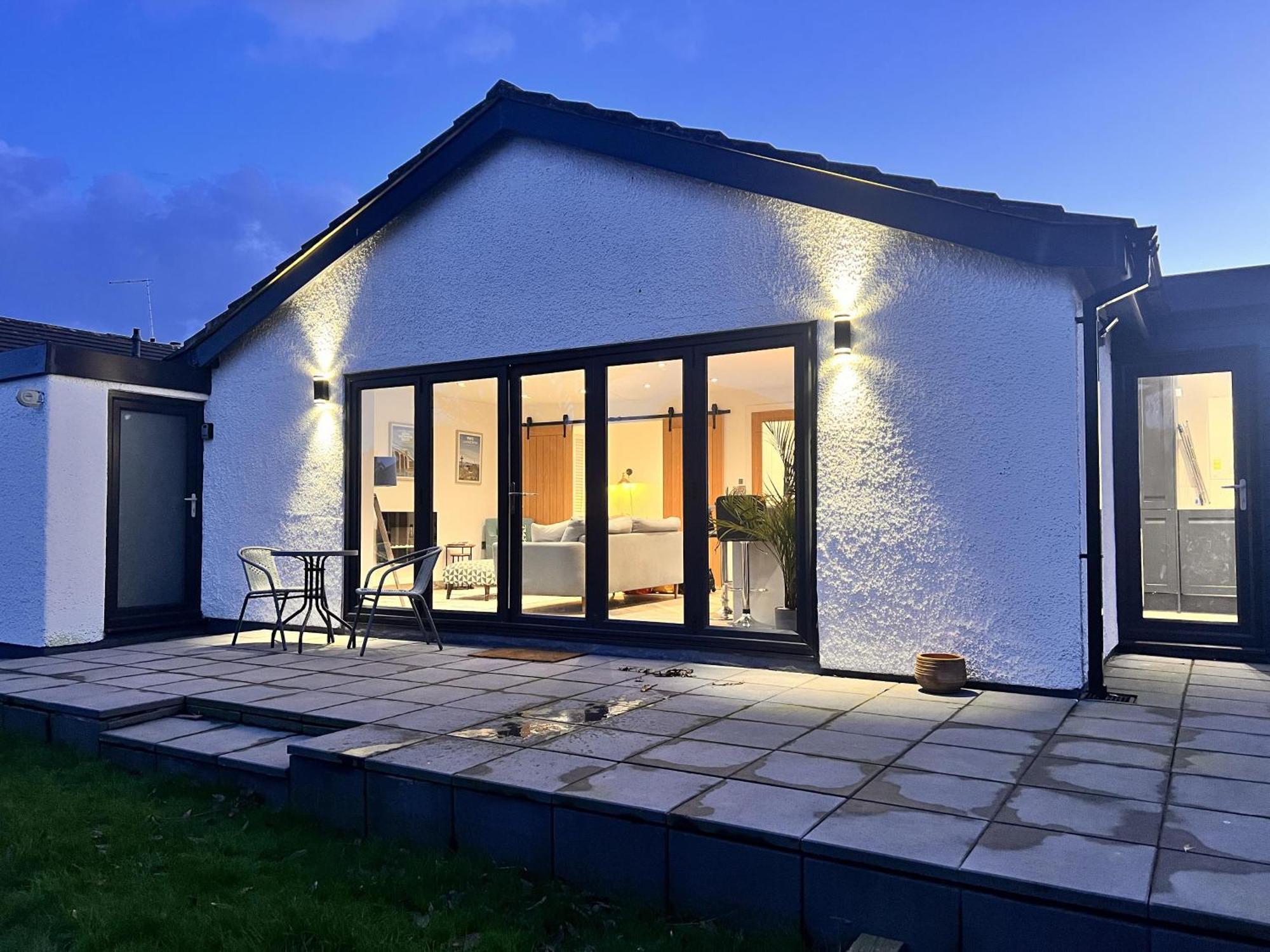 Stylish Modern Home With Parking Enclosed Garden ホーリーヘッド エクステリア 写真